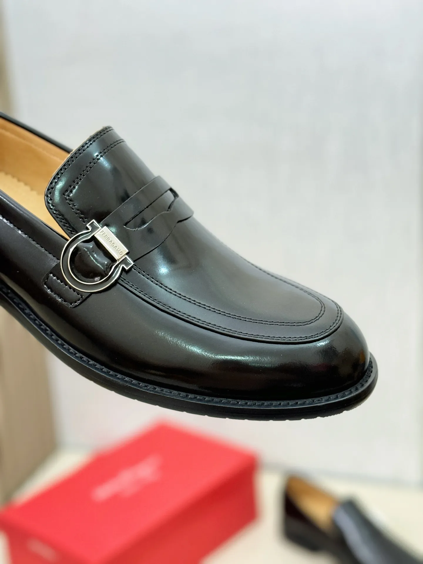 [Ferragamo] P: 560💰 Number of yards: 38~44 (45 orders are non-returnable) Ferragam's new men's formal leather shoes, the fabric is made of imported cowhide, with visible texture, heavy-duty stitching, dyed calfskin inside, standard logo cowhide feet, big-name experience, soft and comfortable on the feet, a men's favorite, special non-slip and wear-resistant rubber soles, easy to handle various occasions, with original box packaging!